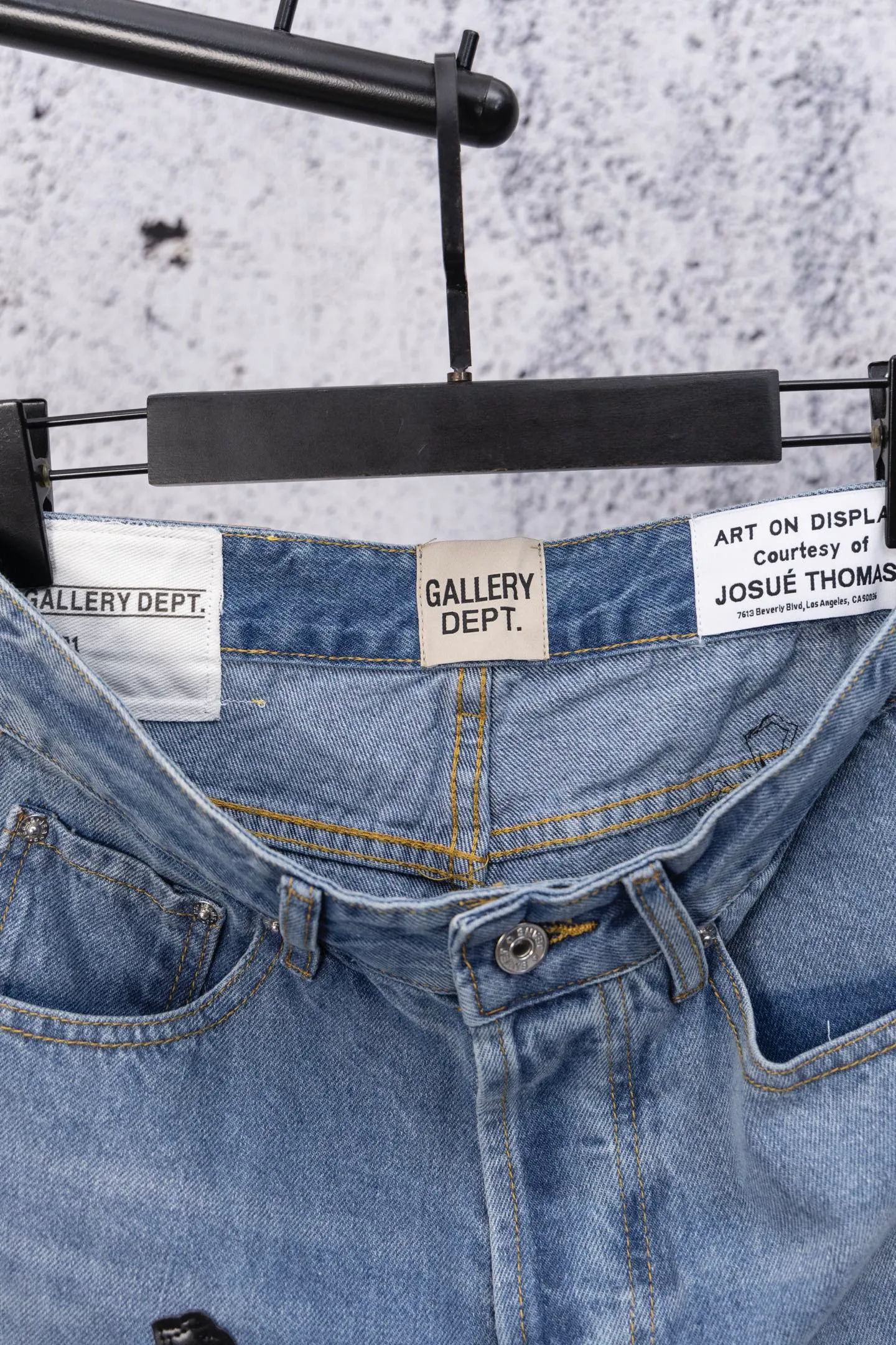 💰270 GALLERY DEPT. Vintage multi-leather splicing cross loose washed flared jeans to truly restore the ultimate texture of Vintage. Original hardware accessories, washed and other elevators, QR code analysis are all purchased from the original factory, high degree of restoration, you are welcome to compare the products~ Three-dimensional version Loose and comfortable, not picky about the figure, taller and slimmer, factory Seiko, original factory quality control, same style for men and women, can be matched with couples, versatile recommendation, must-have jeans for all seasons Size: 28-30-32-34 Color: blue gray